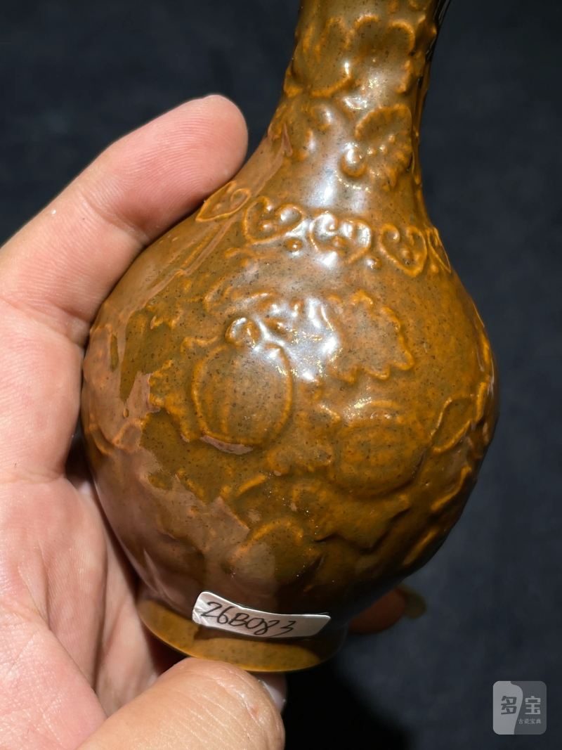 清乾隆 紫金釉模印瓜瓞连绵纹花口瓶 - 图5